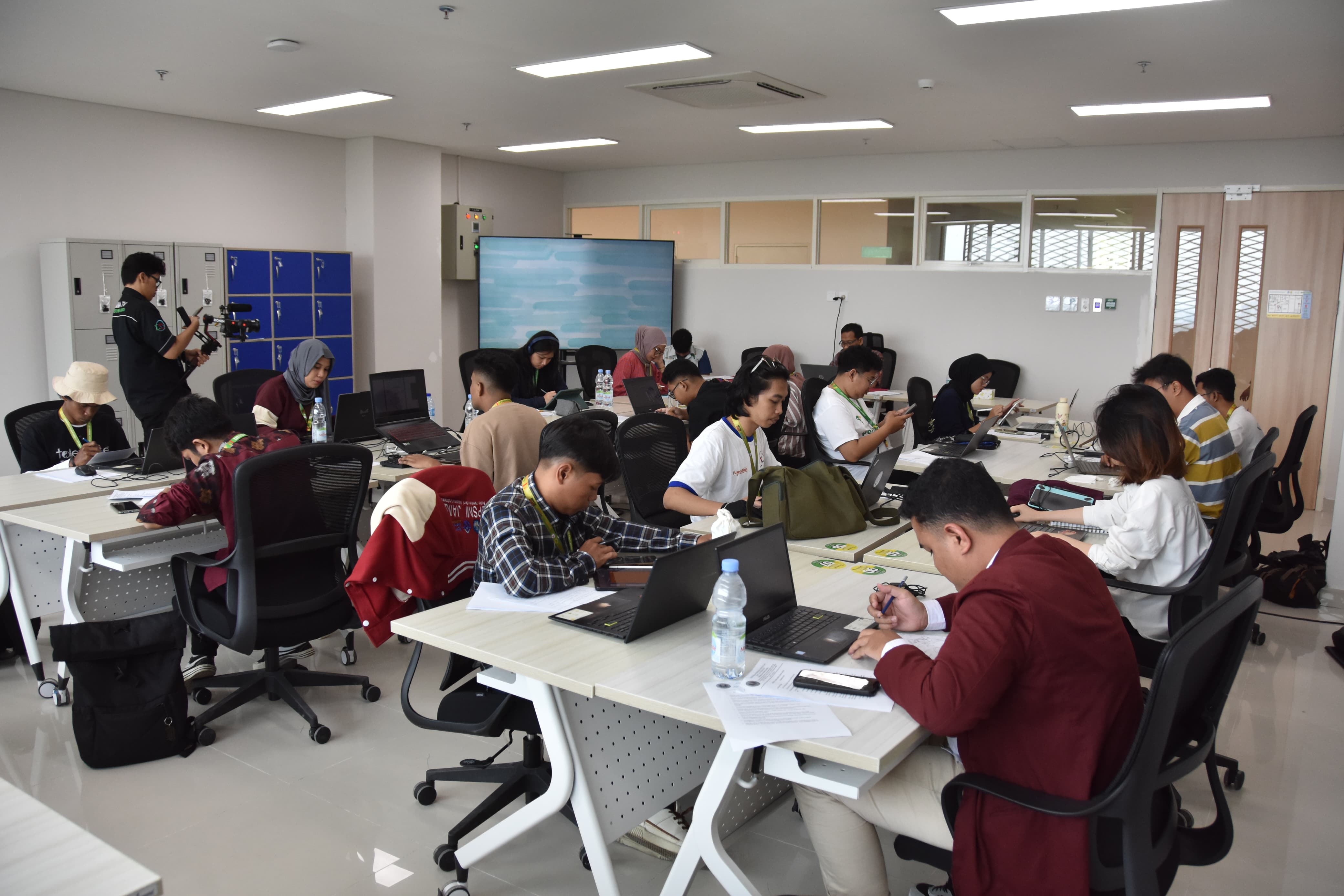 Penuh Kreativitas, Lomba Desain Media Kampanye Sosial PEKSIMINAS 2024 di UNJ Sukses Gali Bakat Mahasiswa!