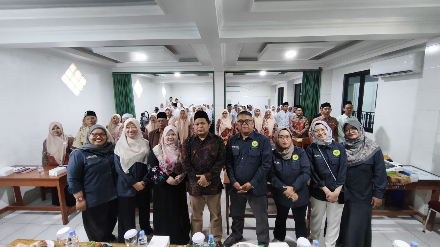 Prodi Humas dan Komdigi FISH UNJ Perkuat Literasi Digital Guru dan Santri Pondok Pesantren Al’Wathoniyah