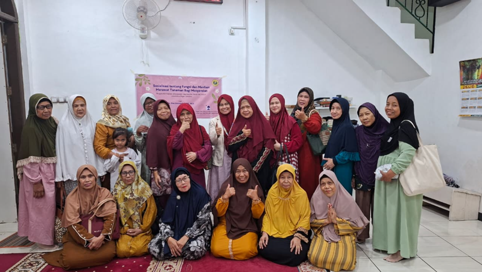PENDIDIKAN GEOGRAFI FISH UNJ TINGKATKAN KESADARAN MERAWAT TANAMAN MELALUI PENGABDIAN KEPADA MASYARAKAT