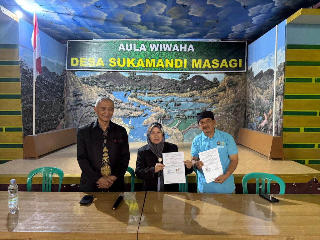 Penandatanganan Perjanjian Kerja Sama antara Program Studi Pendidikan Sejarah FISH UNJ dan Pemerintah Desa Sukamandi oleh Kepala Desa Sukamandi, Agus Setiawan, S.IP., bersama perwakilan Program Studi Pendidikan Sejarah FISH UNJ di Desa Sukamandi, (Doc. Tim PkM Pendidikan Sejarah FISH UNJ, 2026)