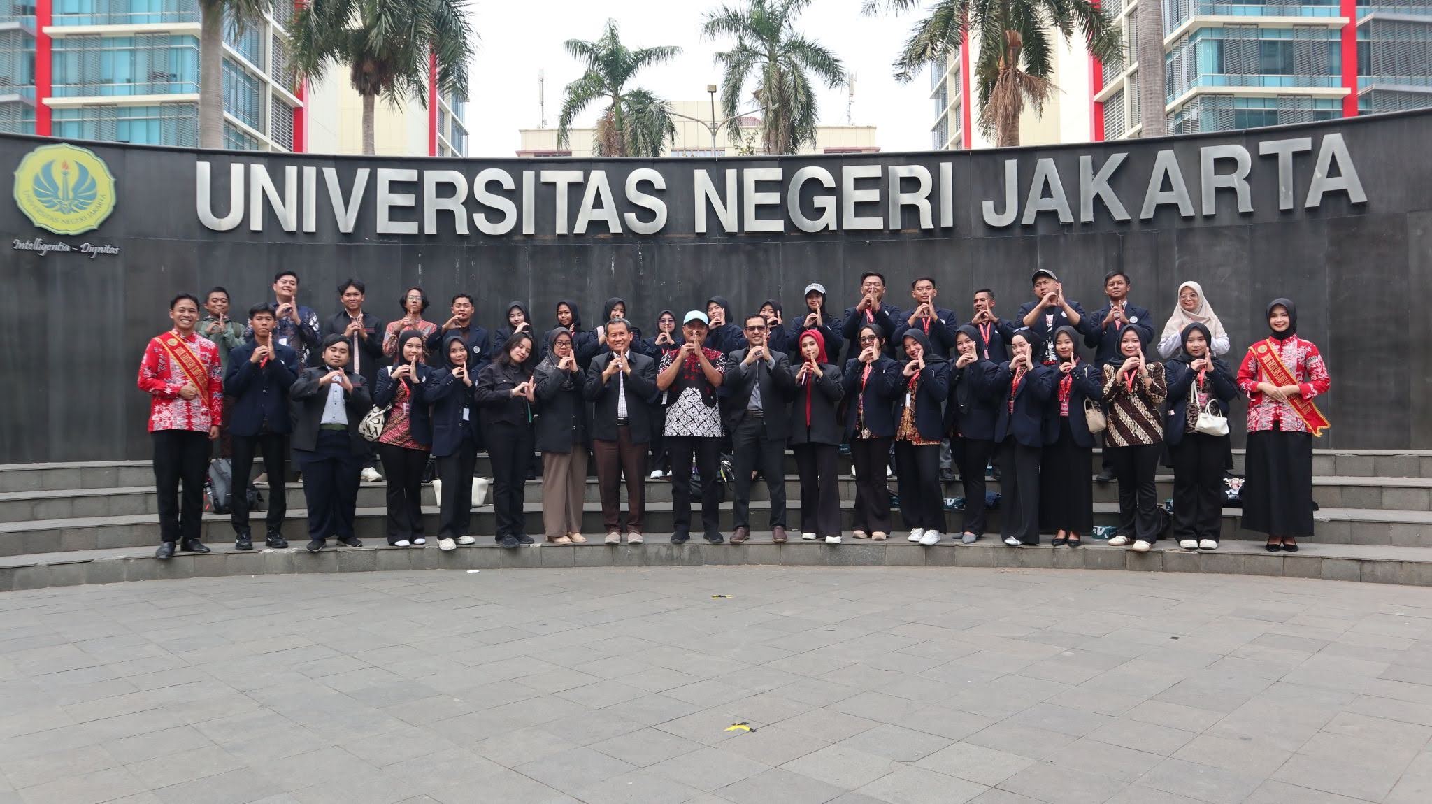 Dokumentasi bersama Prodi S2 PPKN UNJ dan S2 PPKN Universitas Negeri Malang di halaman Plaza UNJ