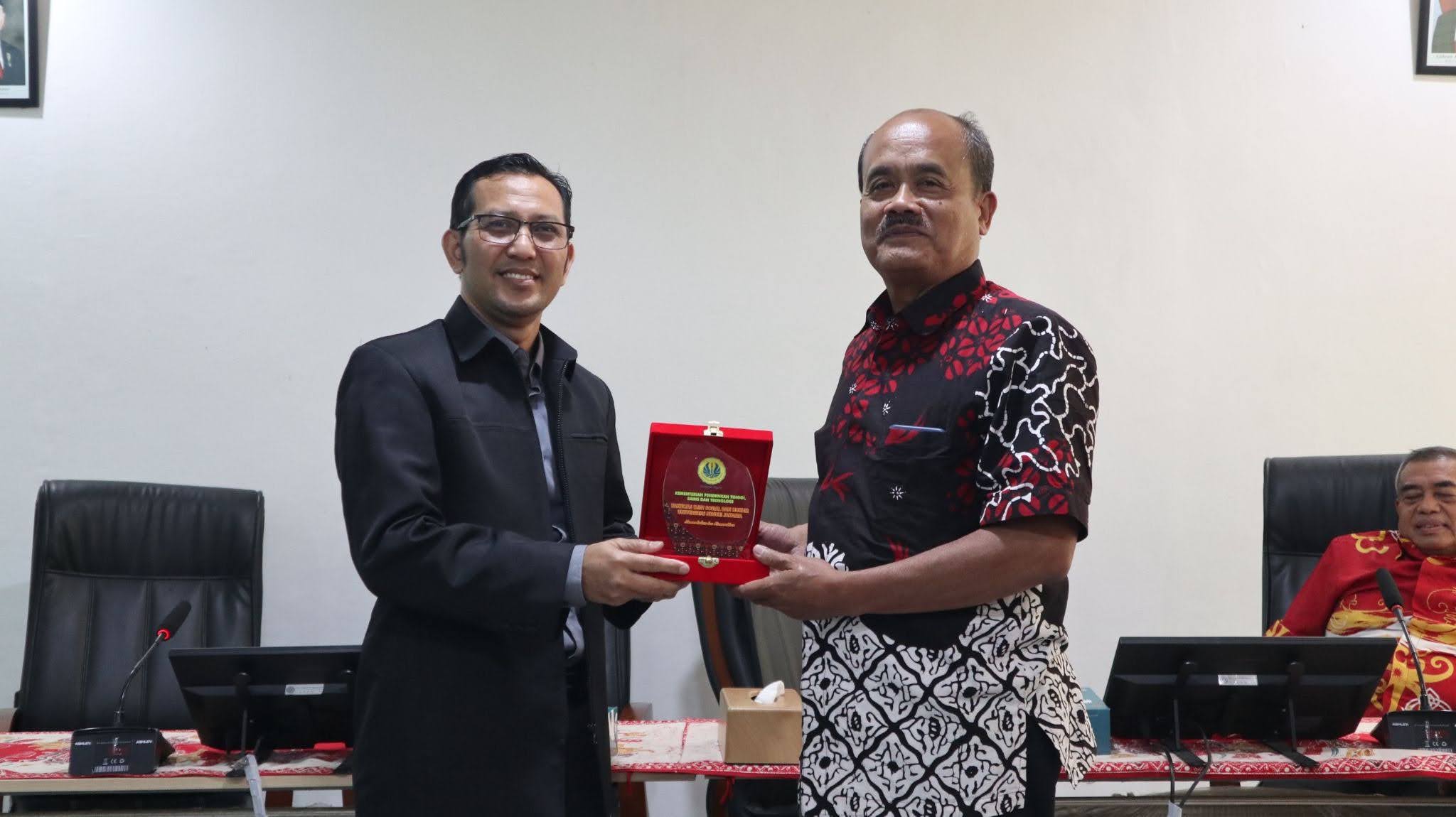 Sesi penyerahan plakat simbolis kunjungan KKL mahasiswa S2 PPKN Universitas Negeri Malang di FISH UNJ