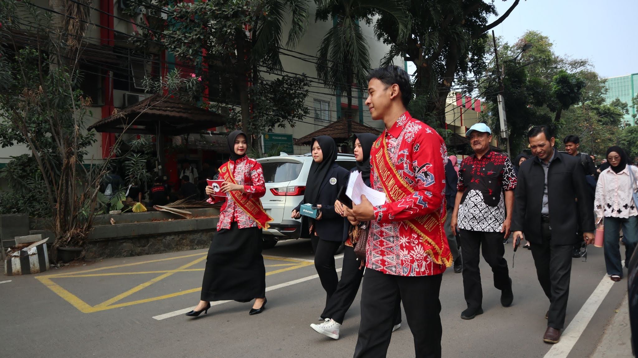 Tur kampus UNJ dipandu Duta Fakultas Ilmu Sosial dan Hukum UNJ untuk rombongan S2 PPKN Universitas Negeri Malang