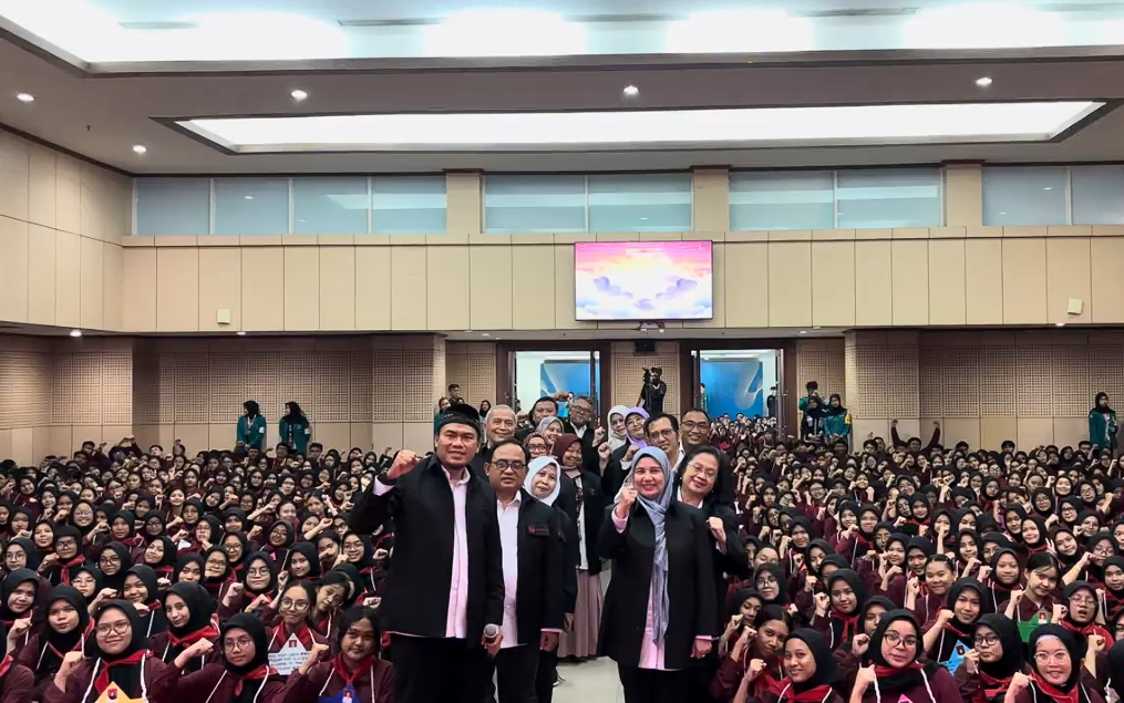 Pimpinan fakultas dan Koordinator Program Studi se-FISH bersama mahasiswa baru FISH UNJ 2026