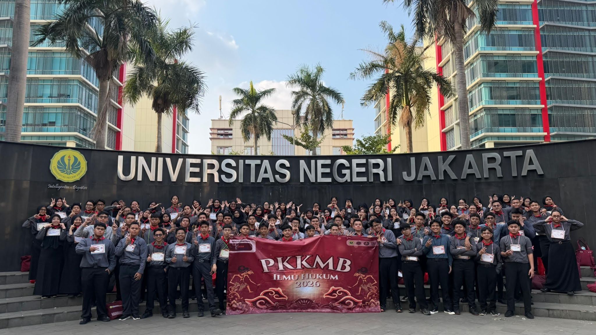 Foto bersama peserta PKKMB Ilmu Hukum FISH UNJ 2026