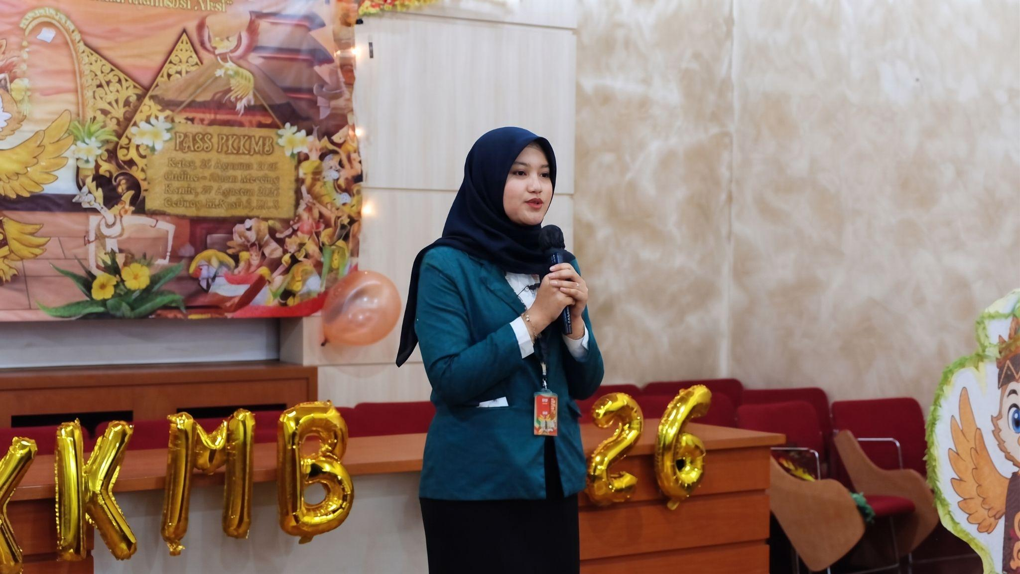 Ketua Pelaksana PKKMB PIPS 2026 Satriani Septianna Lestari menyampaikan sambutan