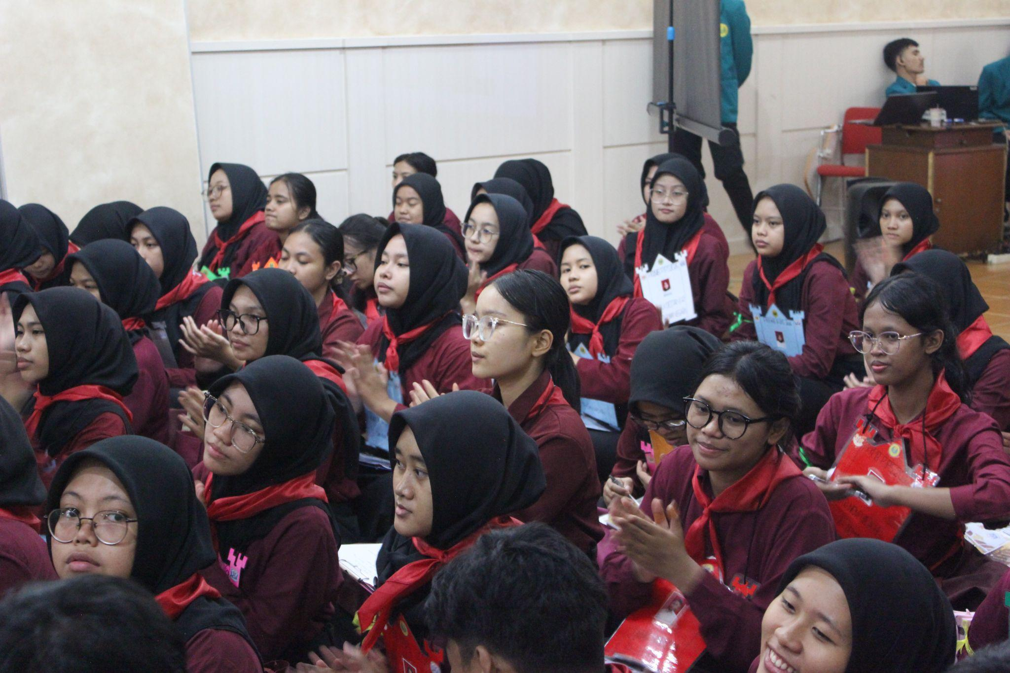 Mahasiswa baru Program Studi S1 PIPS menyimak sesi penyampaian materi PKKMB 2026