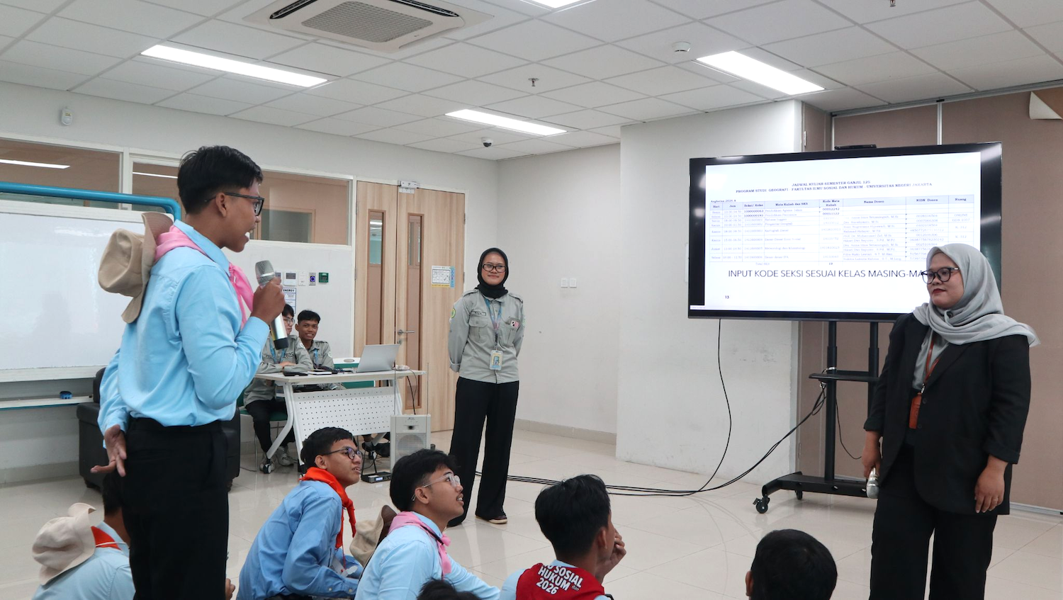 Mahasiswa baru Prodi S1 Pendidikan Geografi dalam sesi tanya jawab materi SIAKAD