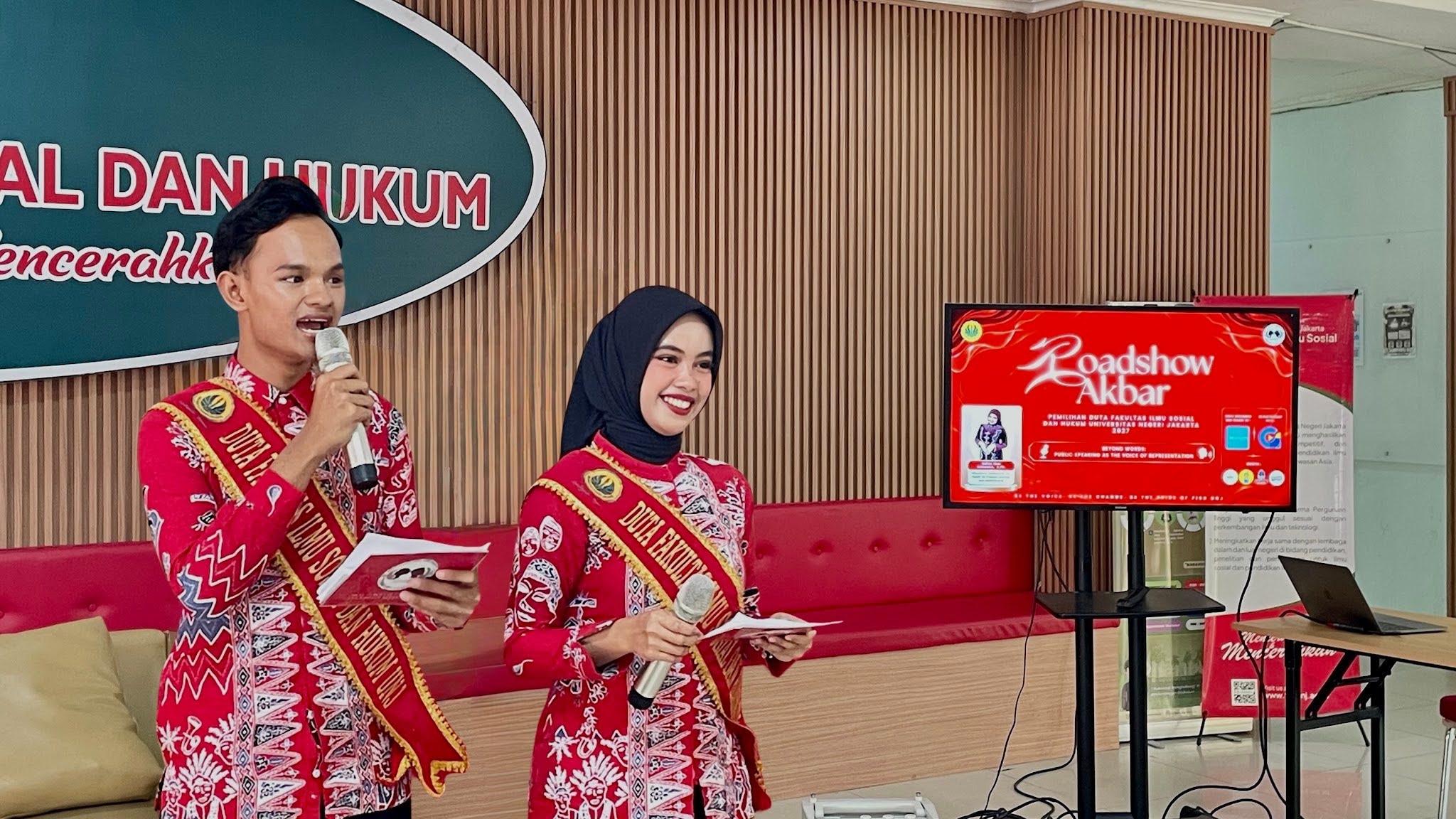 Pembukaan Roadshow Akbar Duta FISH UNJ 2026 oleh MC di Lobi FISH UNJ