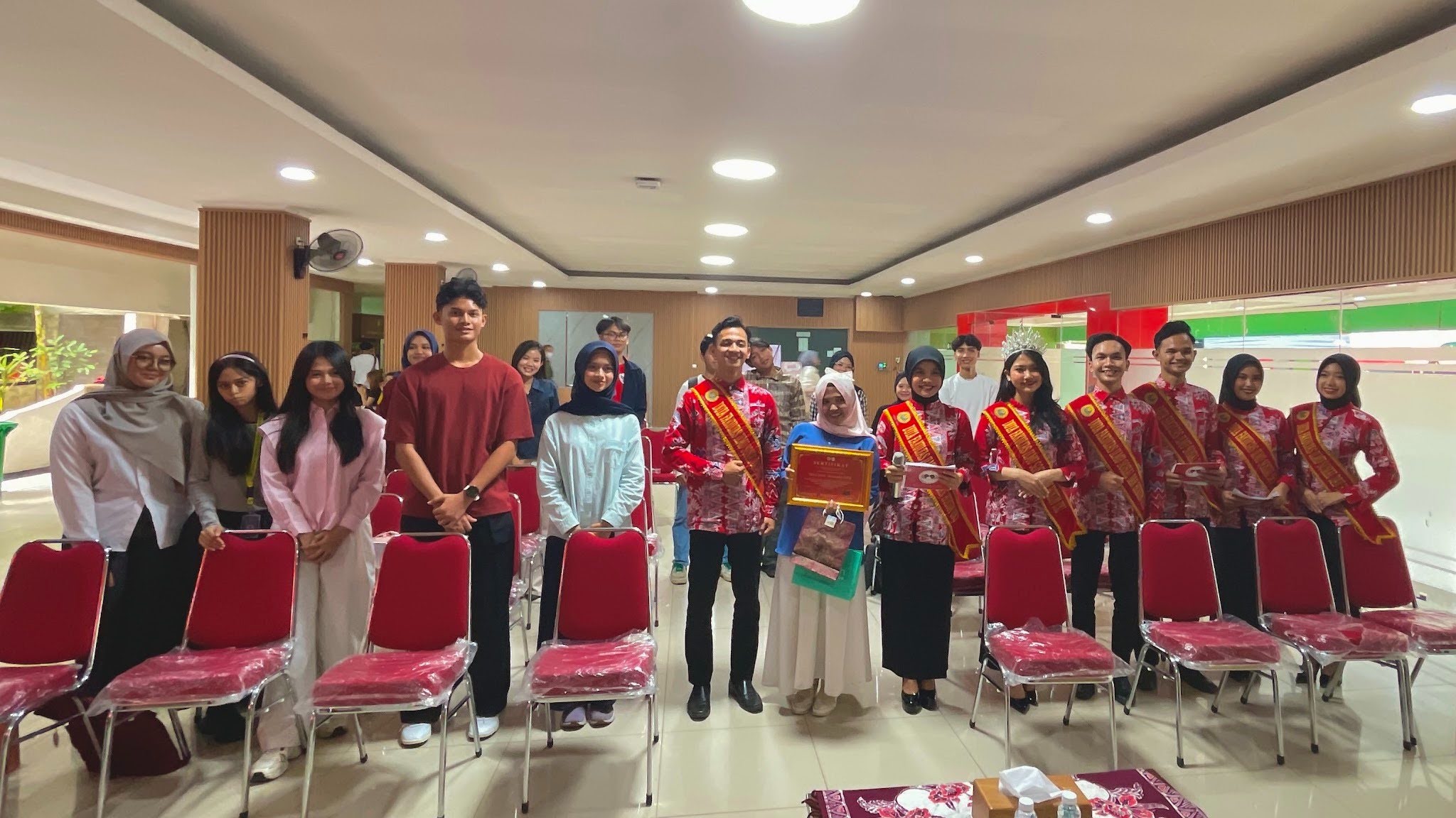 Duta FISH UNJ dan partisipan berfoto bersama narasumber Nirsa Ismi Almanda, S.Pd