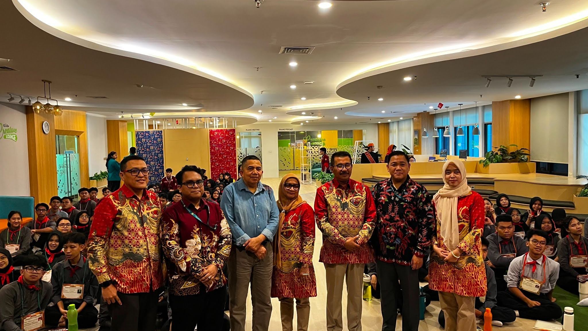 Foto bersama jajaran dosen Prodi Ilmu Hukum FISH UNJ dalam PKKMB 2026