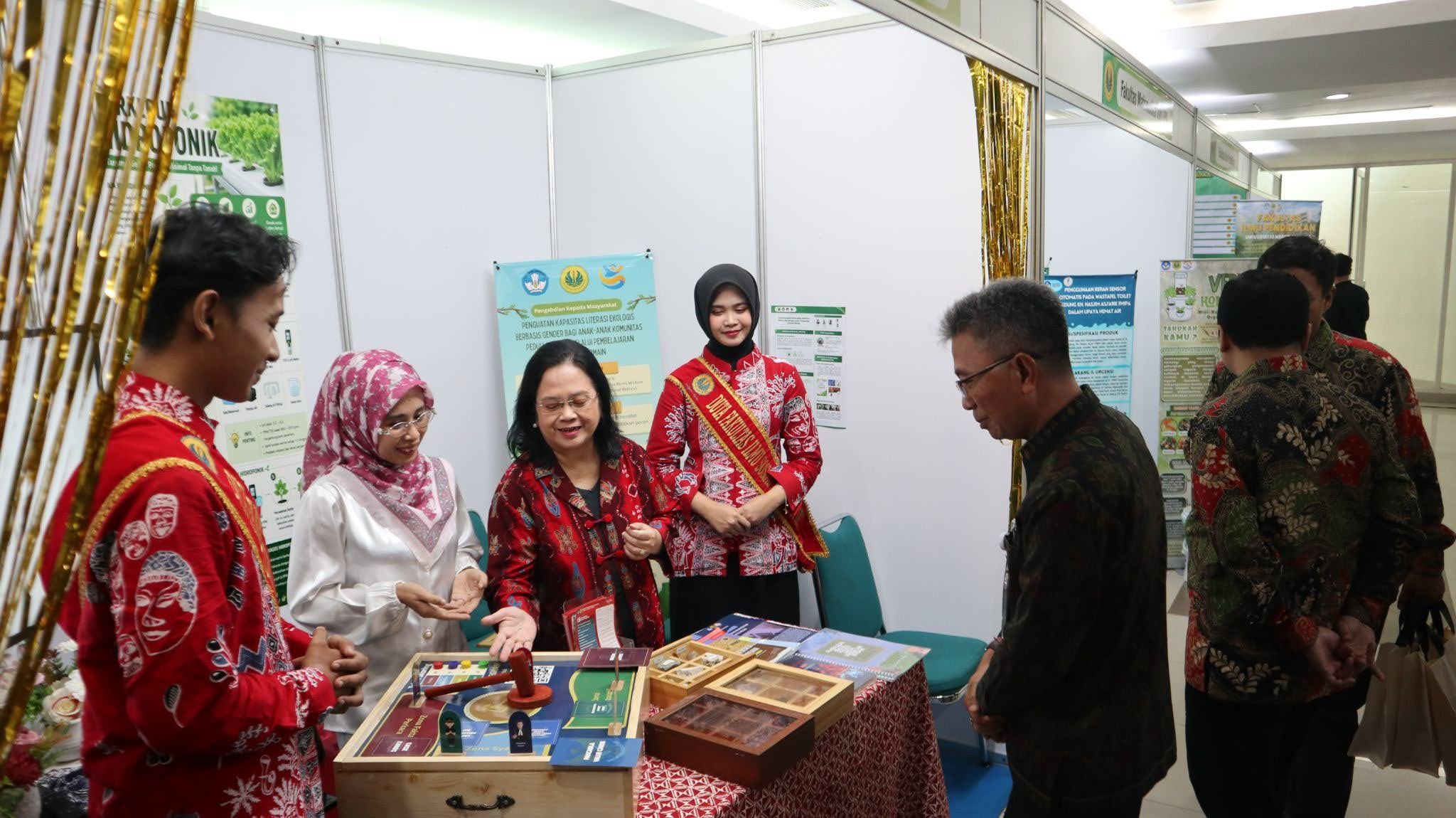 Kunjungan Prof. Iwan Sugihartono, Prof. I Ketut Adnyana, dan Prof. Achmad Husen ke booth FISH UNJ