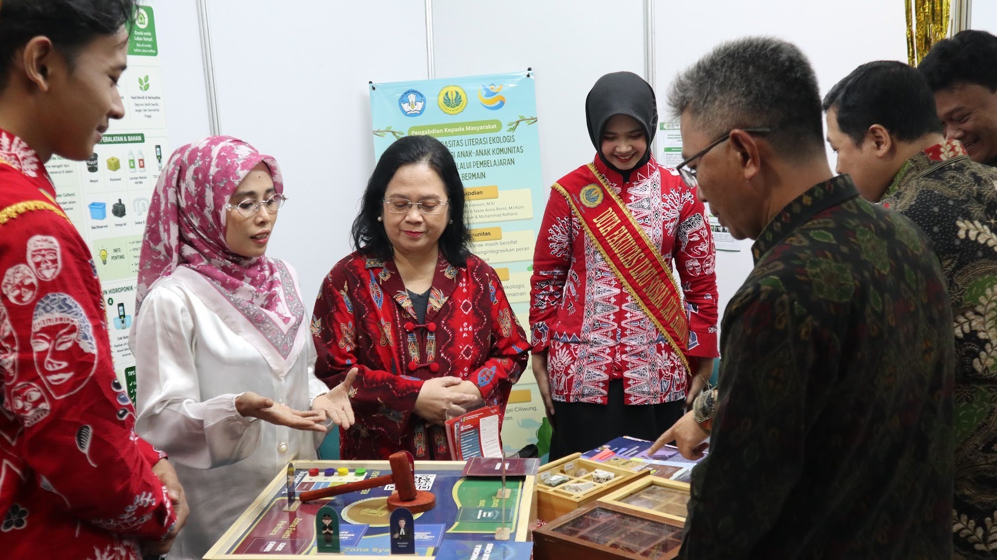 Booth FISH UNJ di SNPPM 2026 Tampilkan Board Game Simulasi Sidang Hingga Buku Hasil Pengabdian
