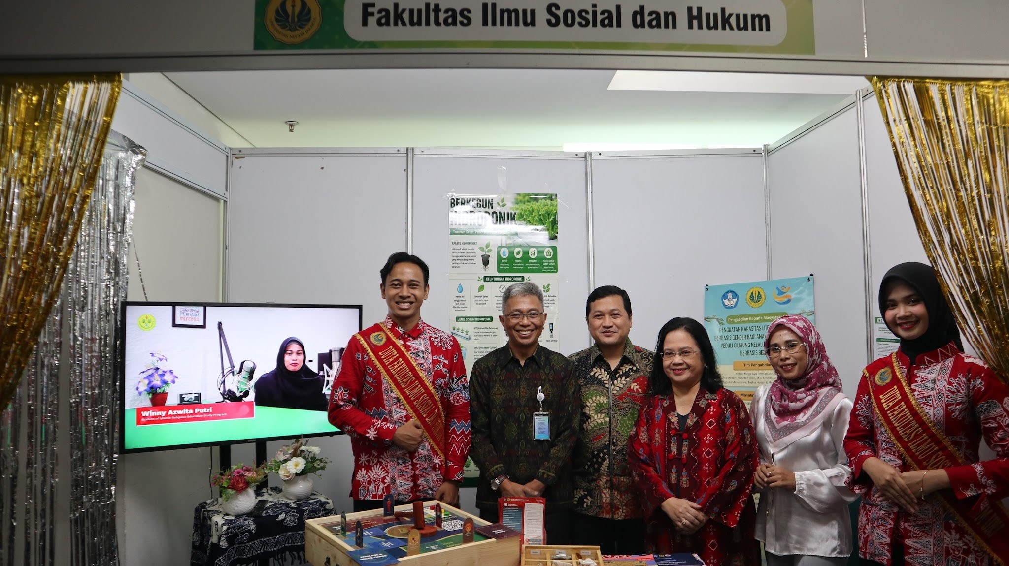 Booth FISH UNJ menampilkan hasil pengabdian masyarakat dalam SNPPM 2026