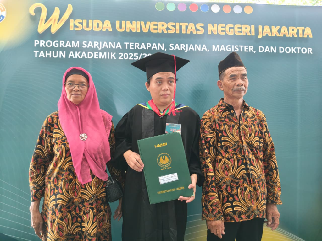 Kehilangan Penglihatan Tak Halangi Tion Iswanto, Lulusan PAI FISH UNJ Raih IPK 3,84 dan Wujudkan Cita-Cita Menjadi Pendidik Inklusif